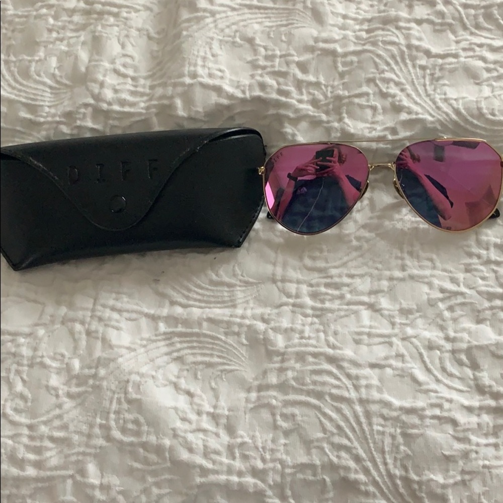 Jessie James Decker DIFF sunglasses